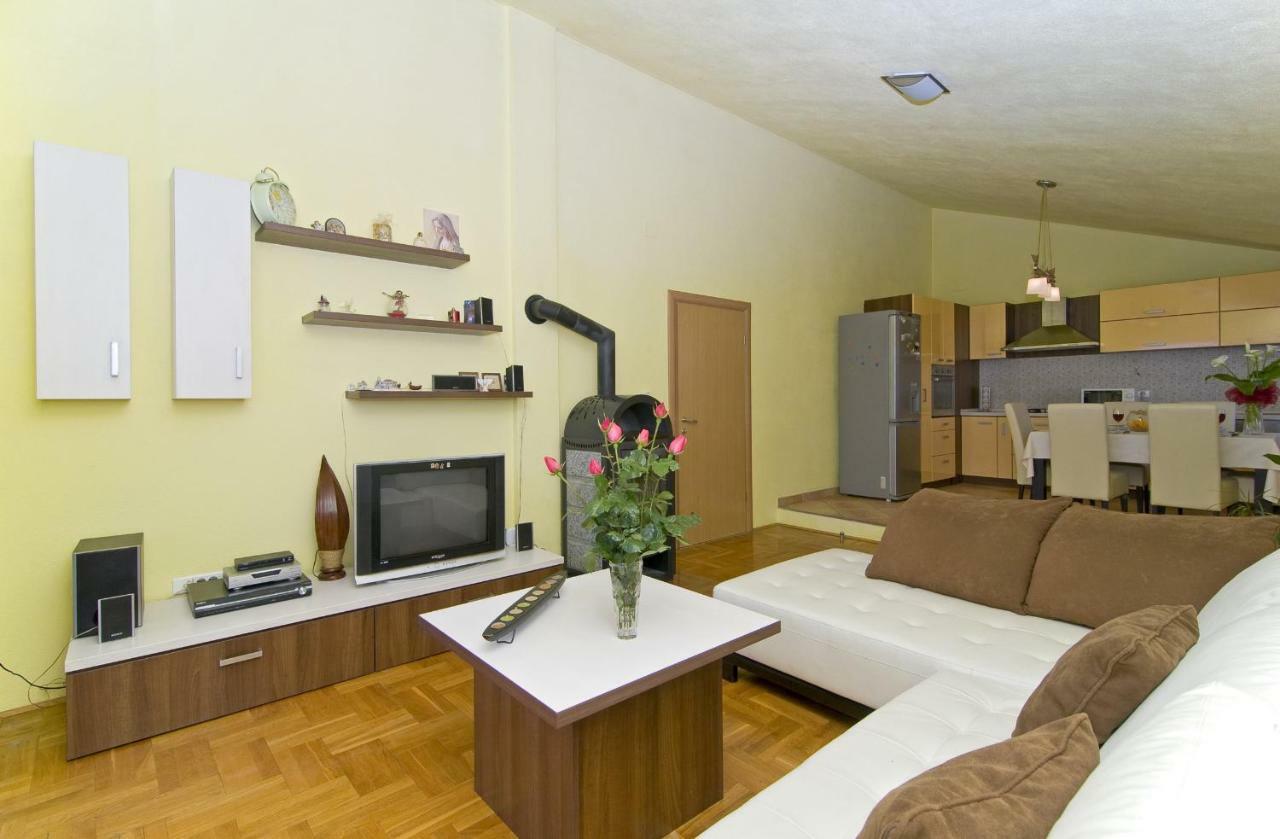 Apartment Mihanovic Zrnovnica Exterior photo